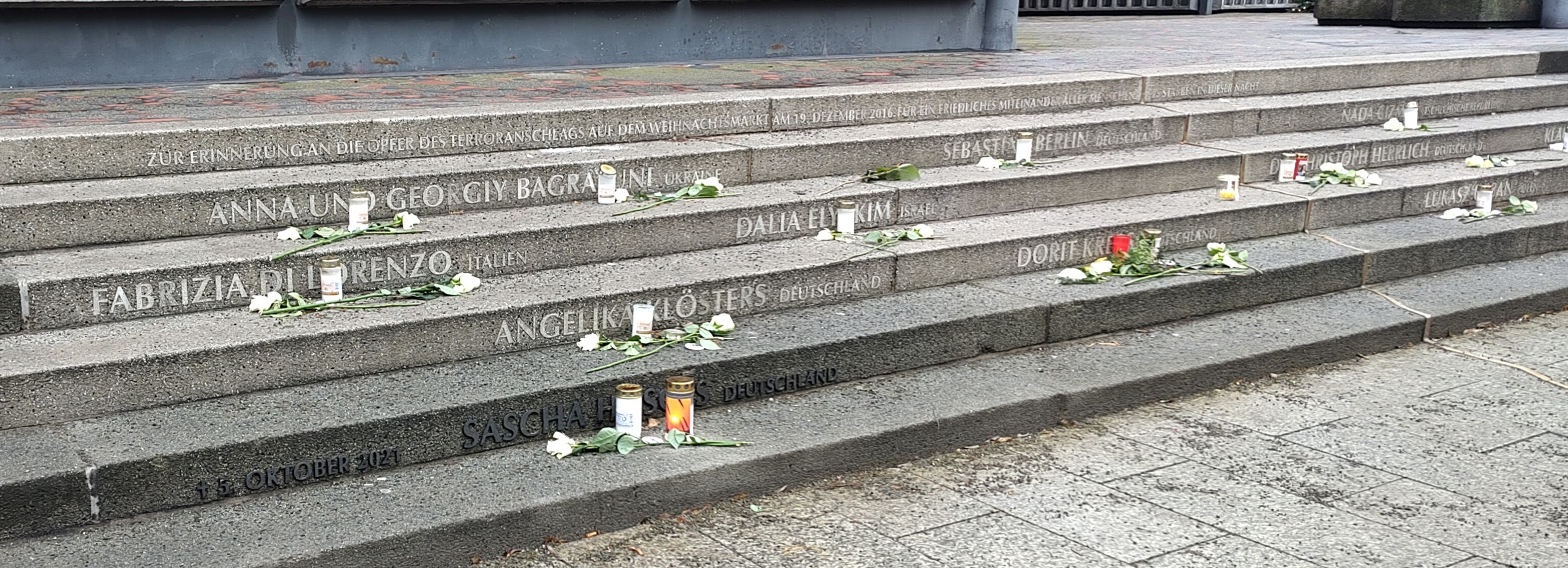 Treppen mit Gedenkkerzen an die Opfer des Anschlags.