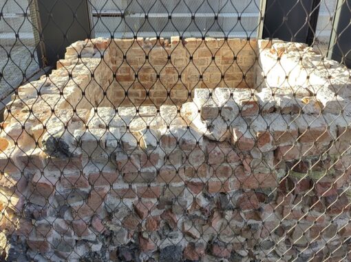 Quadratförmiger halben Meter hoher Ziegelbau