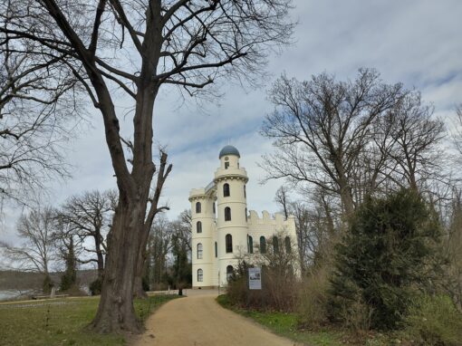 Weg, der auf das Pfaueninsel-Schloss zuführt.