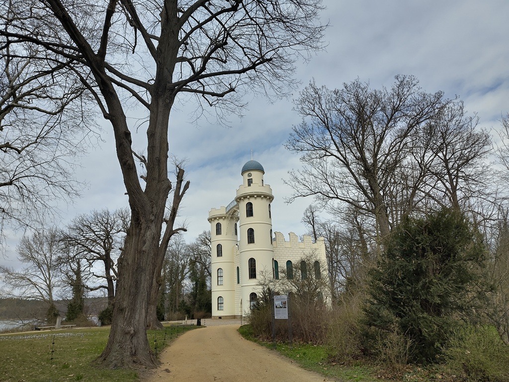 Weg, der auf das Pfaueninsel-Schloss zuführt.