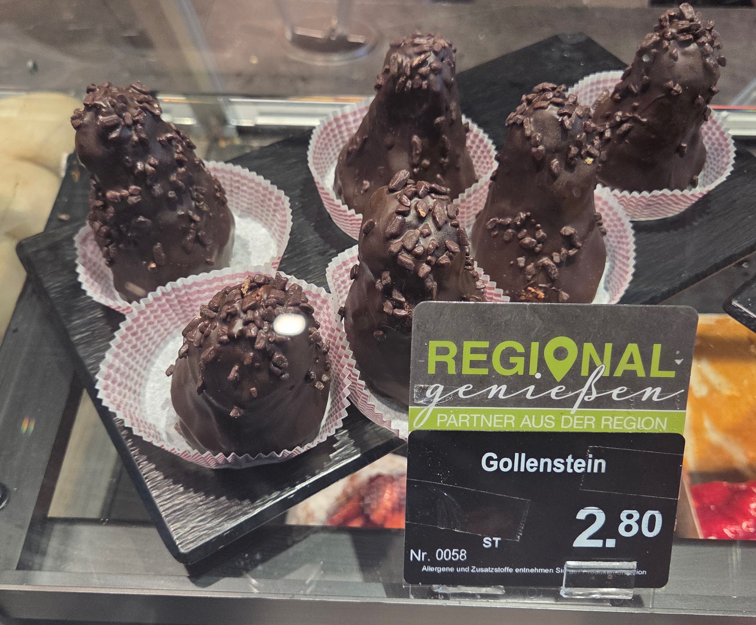 Länglich aufragendes Schokogebäck.