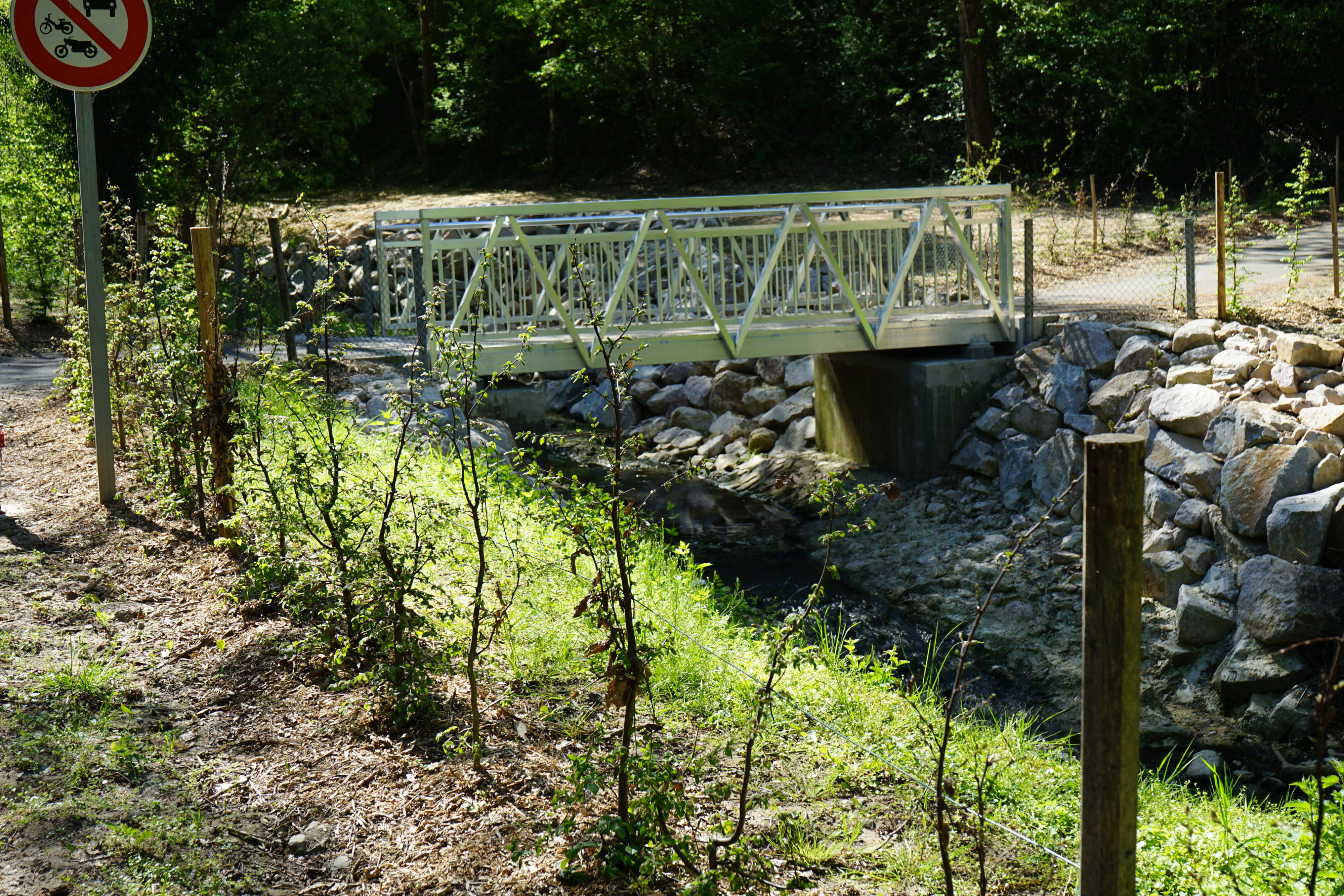 Metallbrücke über Bach.