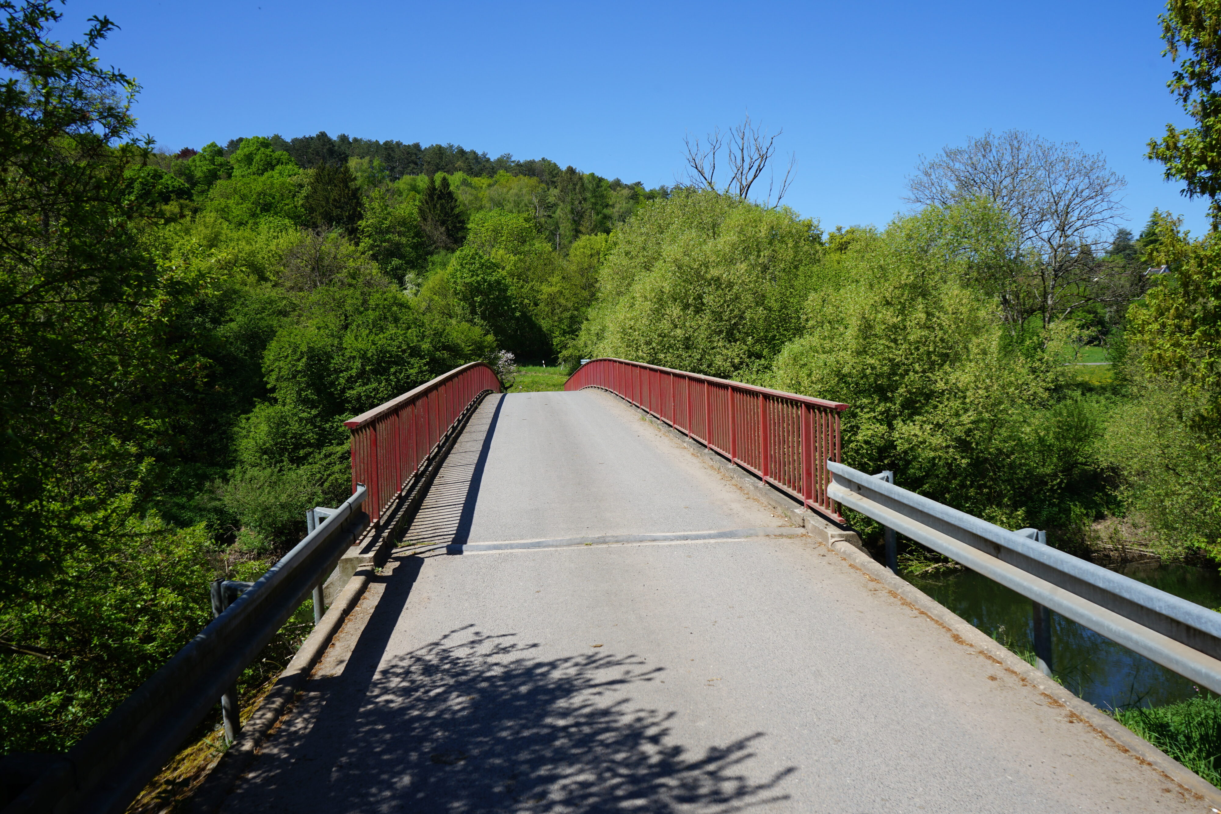 Straßenbrücke mit rotem Geländer