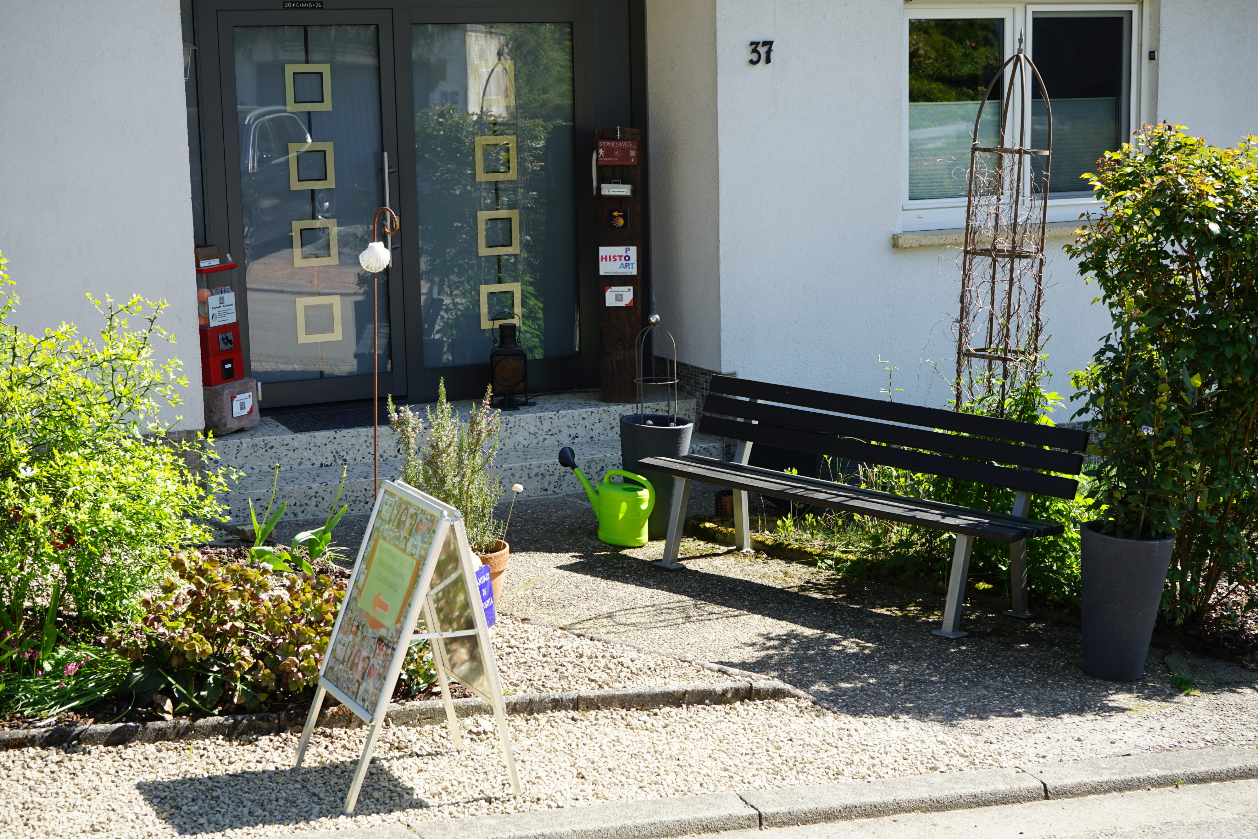 Hauseingang mit Kunstautomat und Stempelstation.