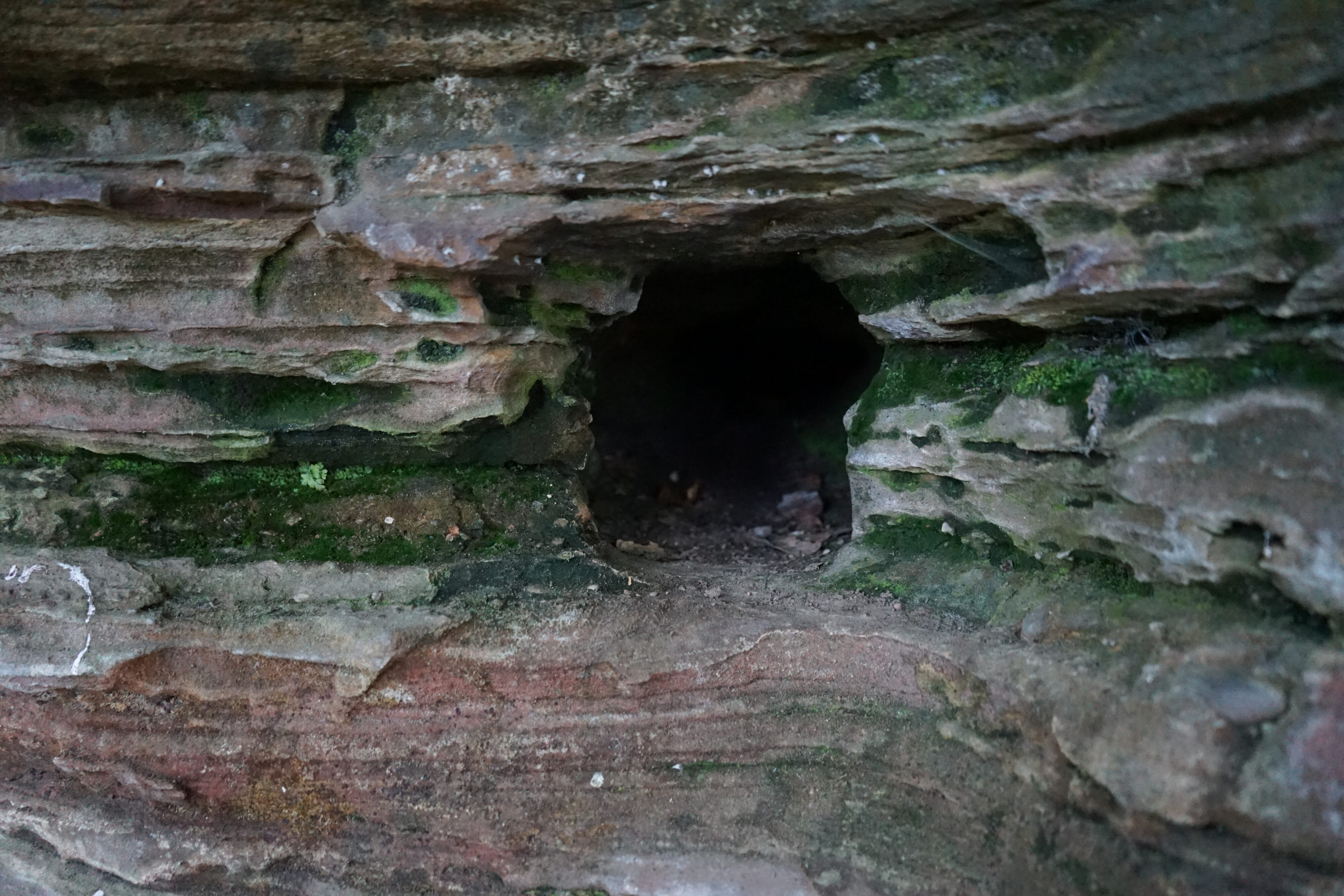 Kleine Höhle in einem Felsen.