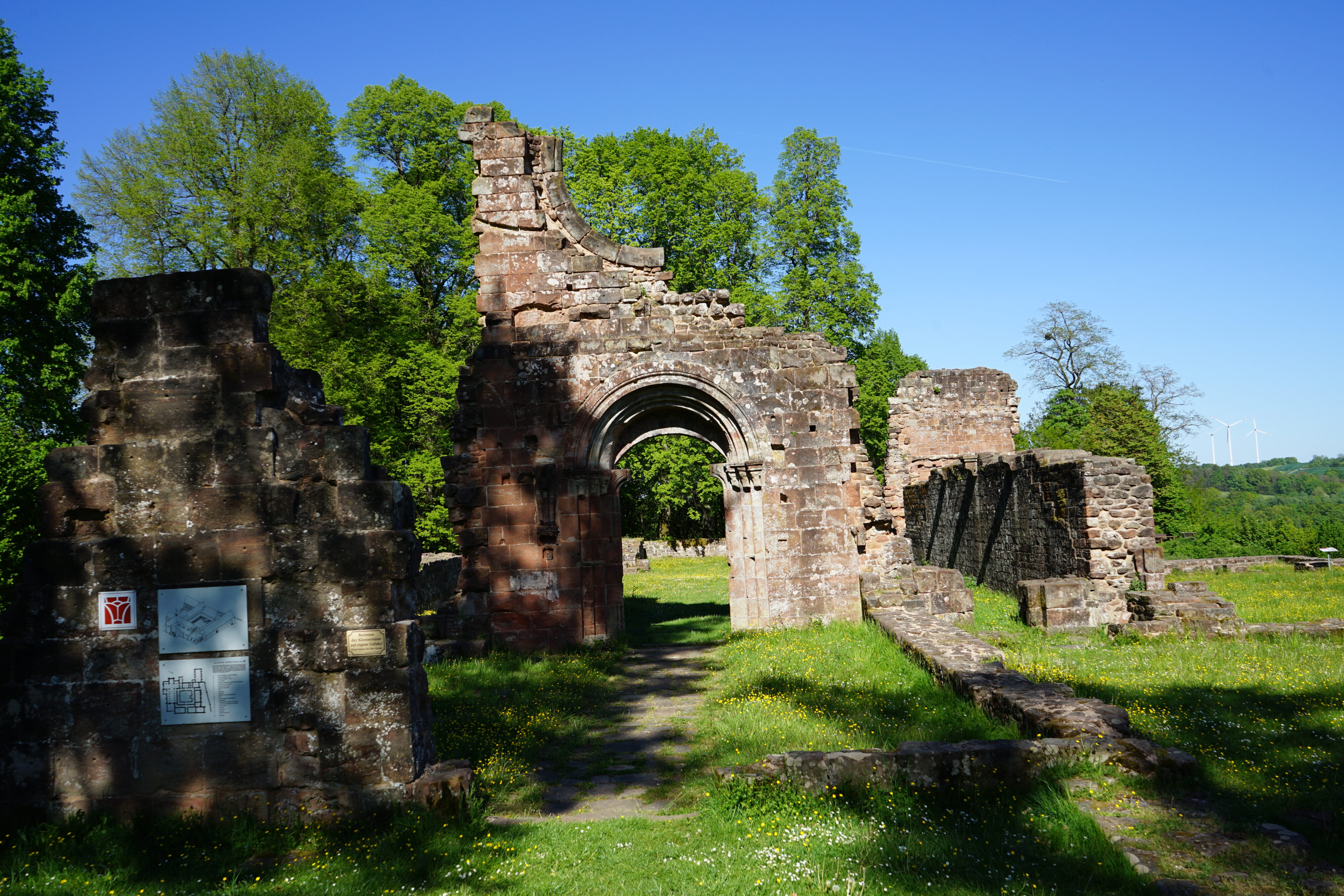 Klosterruine mit Steinmauern.