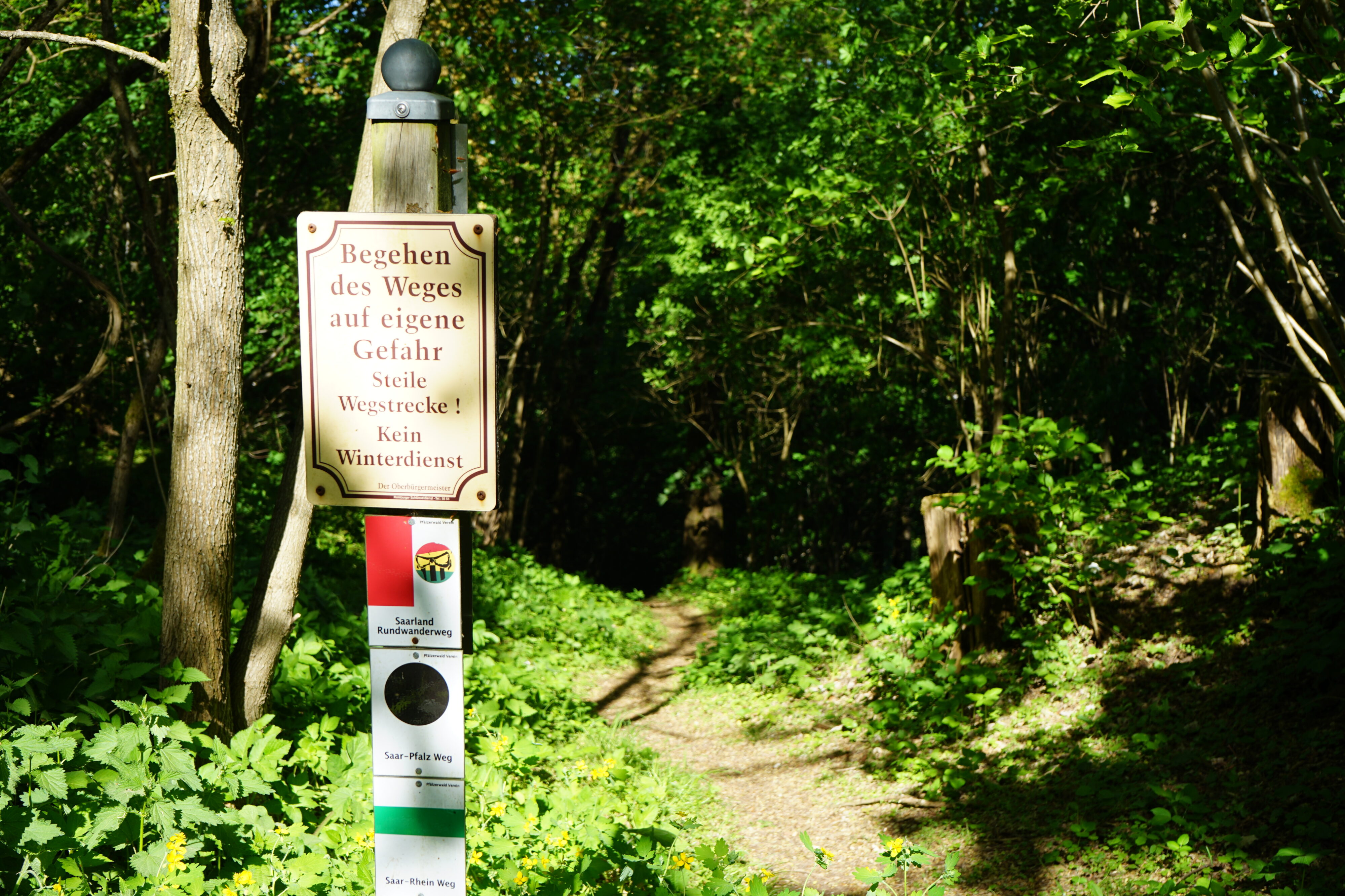 Warnschild, dass darauf hinweist, das der Pfad sehr steil ist.