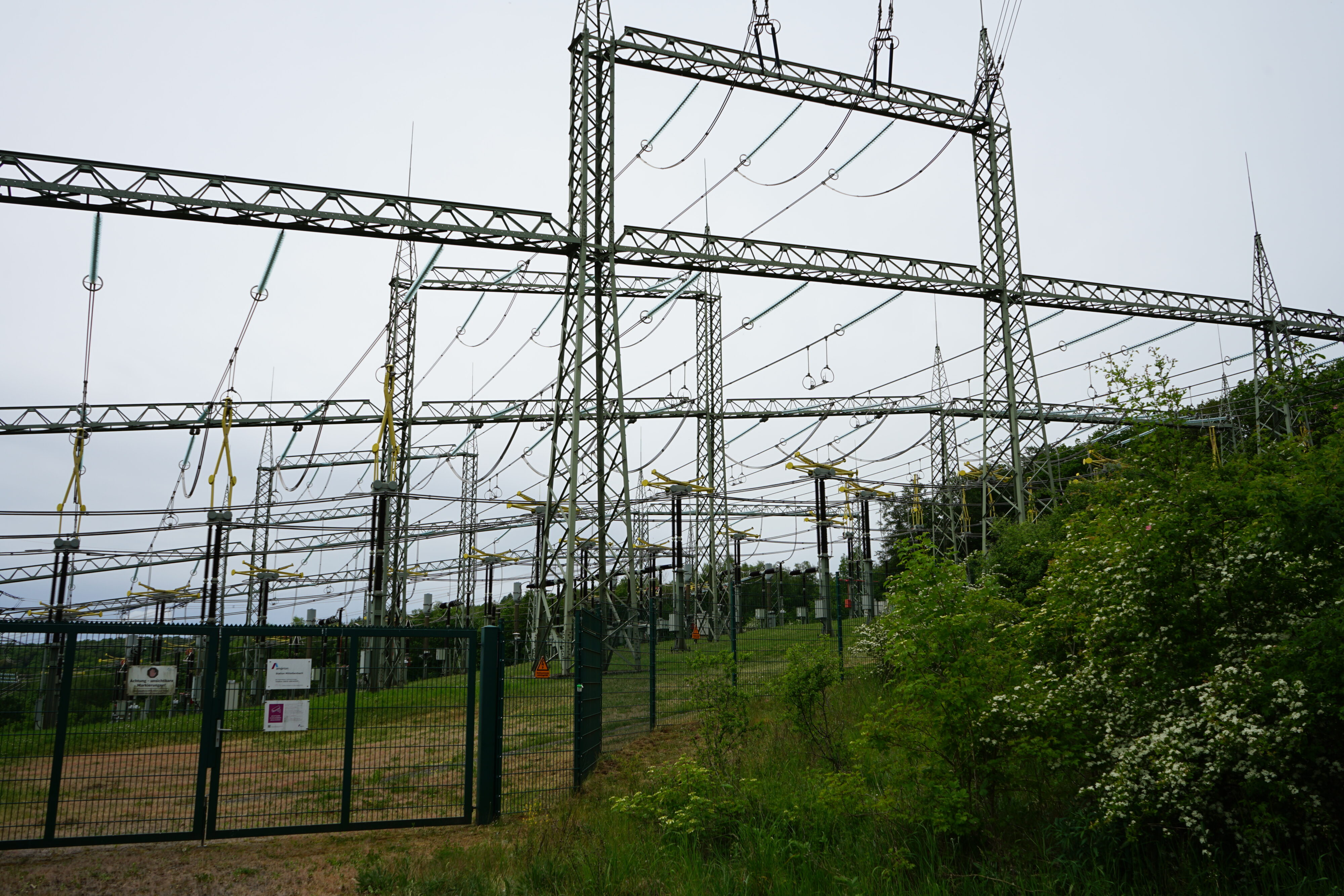 Umspannwerk mit Strommästen.