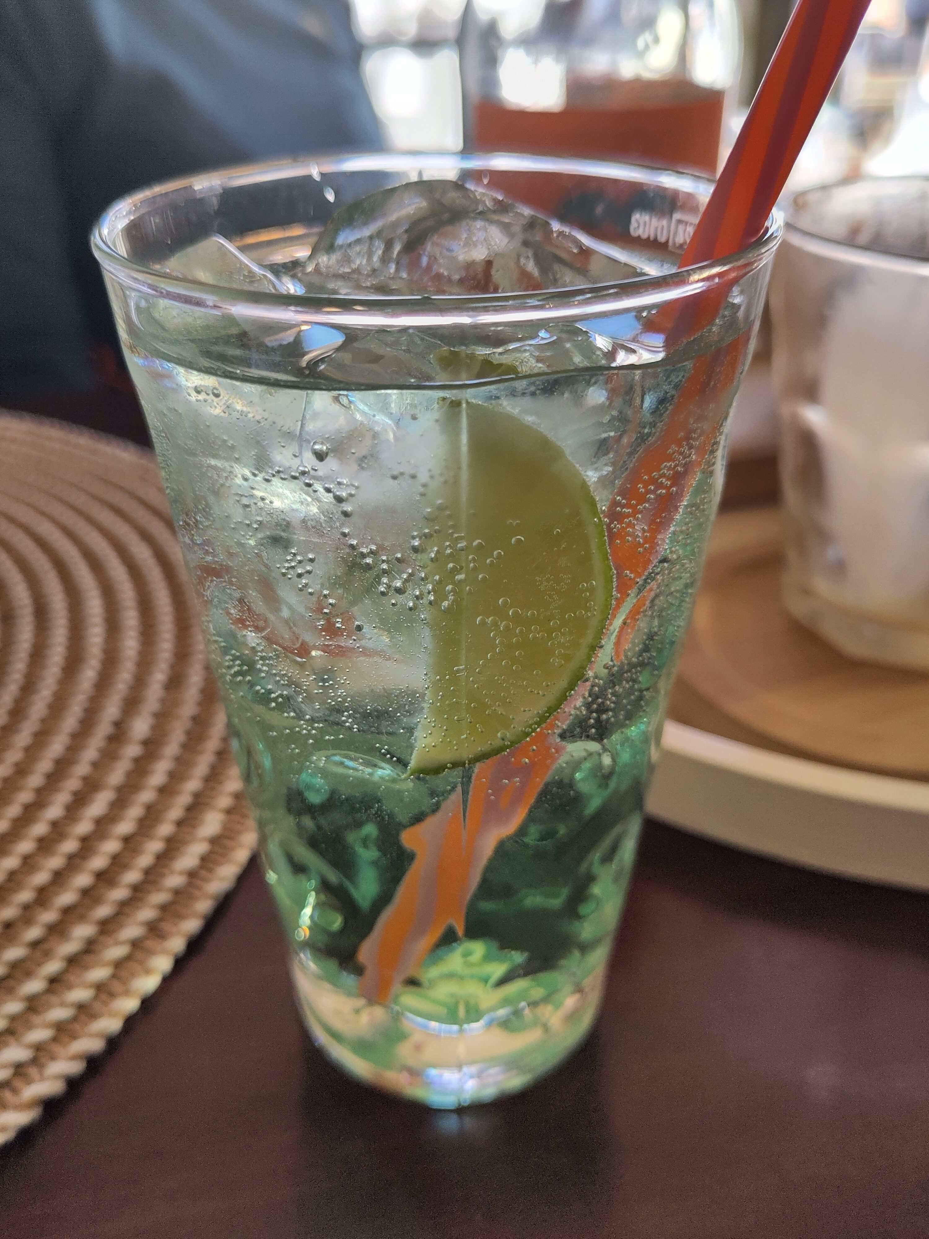Ein Glas Maischorle, die aufgrund des enthaltenen Waldmeisters grün ist.