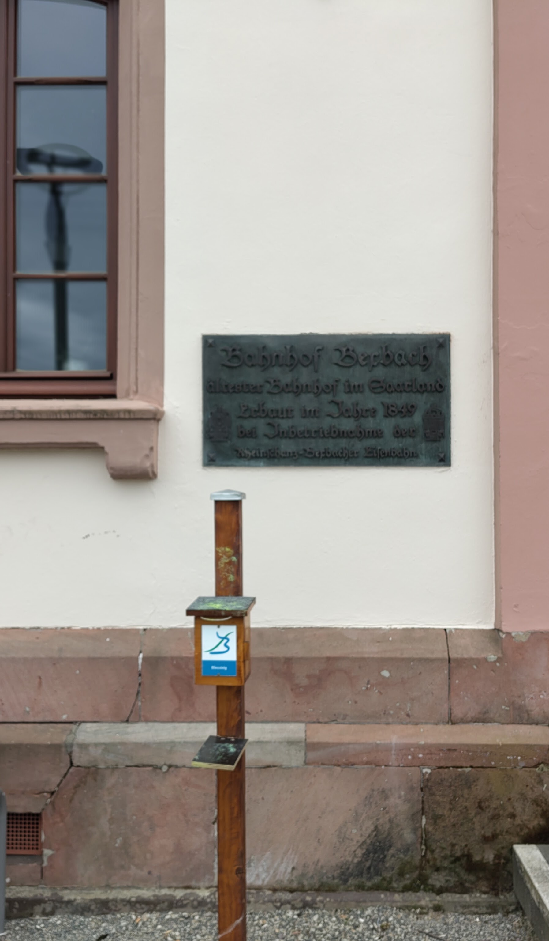 Stempelstelle in Bexbach: ein kleiner brauner Kasten an einem Pfahl.
