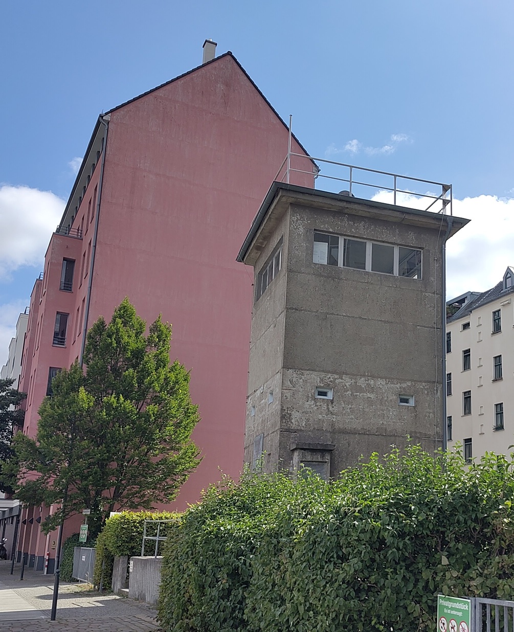 Günter-Litfin-Wachturm zwischen Häusern.