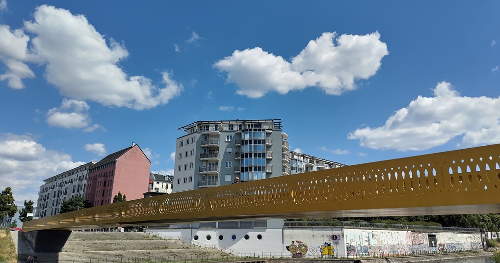 Golda-Meir.Steg mit Blick auf die Berlin-Mitte.Uferseite mit Kaimauer.