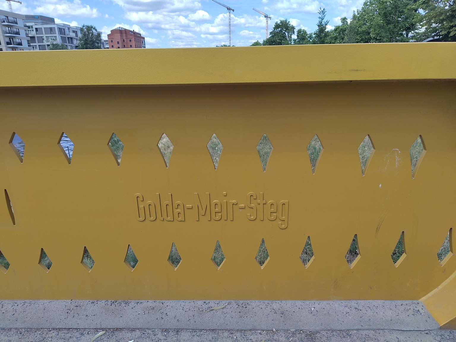 Teil der Brücke mit dem erhabenen Namen "Golda-Meir-Steg"